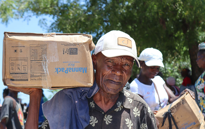 Man carrying MannaPack box